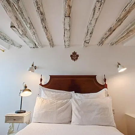 Апартаменты Delightful & Quirky With River Views