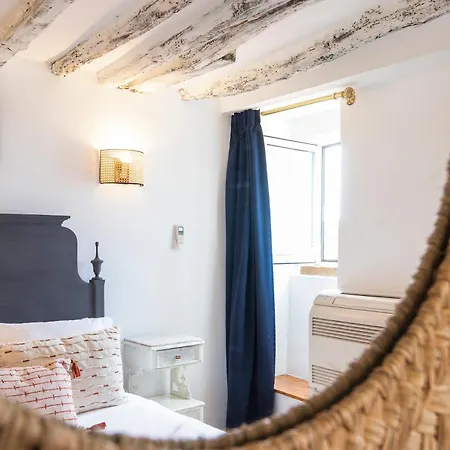 Delightful & Quirky With River Views *