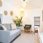 Delightful & Quirky With River Views Appartement Lissabon